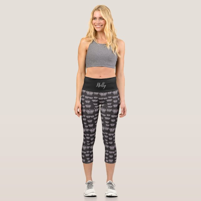 Smart Classy Gray Crowns on Black Mongrammed Capri Leggings (Vorderseite)