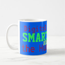 Smartphones, die die Tasse von Human Race Blue Spa