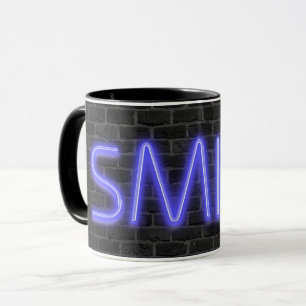 SMILE Text in Neonbeleuchtung auf Backstein Tasse