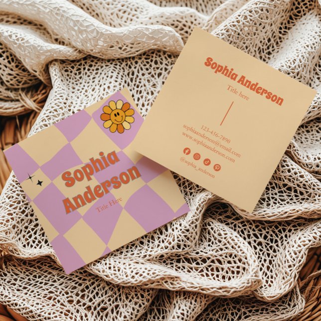 Smiley Blume Retro Checkerboard - Peach & Lila Quadratische Visitenkarte (Von Creator hochgeladen)