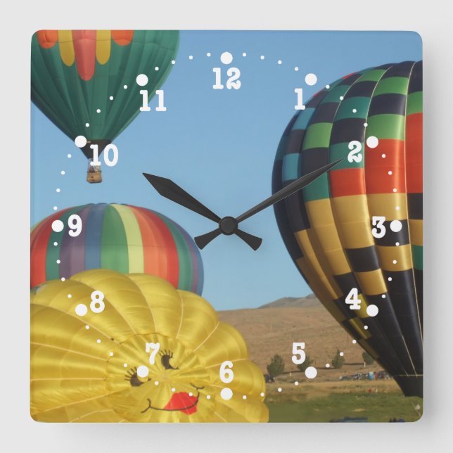 Smiling, Happy Hot Air Ballons Quadratische Wanduhr (Vorderseite)