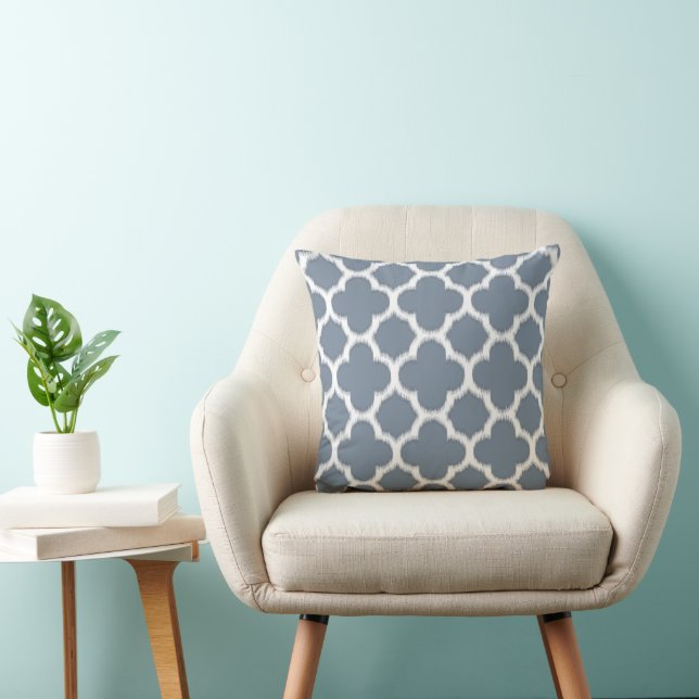 Smokey Gray Blue Ikat Quatrefoil Mosaikmuster Kissen (Stuhl )
