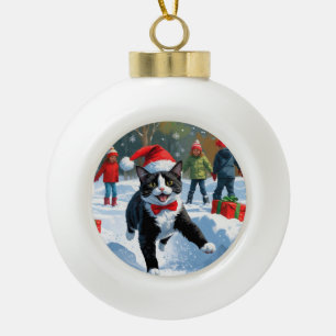 Smoking-Cat läuft im Schnee mit Weihnachtsmütze Keramik Kugel-Ornament