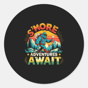 Smor-Abenteuer warten lustiger Bigfoot-Camping Runder Aufkleber