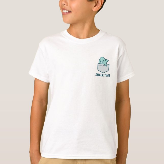 Snack Time – Cute Pocket Shark Design T-Shirt (Vorderseite)