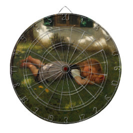 Snack Time (süßes junges Mädchen, das auf dem Gras Dartscheibe