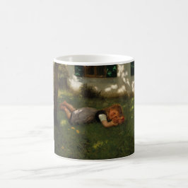 Snack Time (süßes junges Mädchen, das auf dem Gras Kaffeetasse