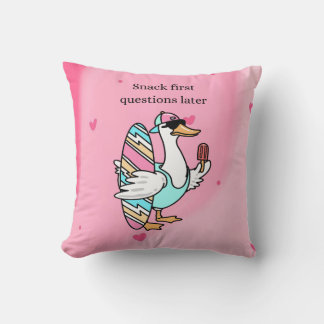 Snack zuerst, Fragen später Kissen | Cool Duck wi