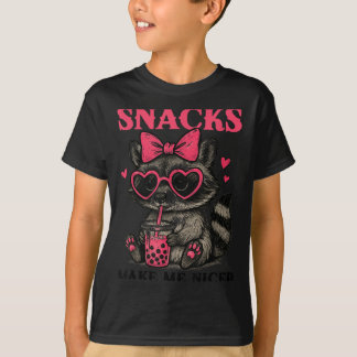 Snacks machen mich netter Lustiger bunter Waschbär T-Shirt