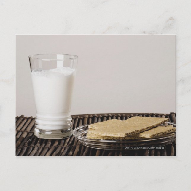 Snacks mit einem Glas Milch Postkarte (Vorderseite)