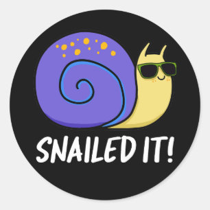 Snail Pub Dark BG Runder Aufkleber