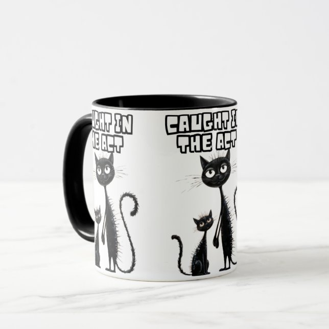 Sneaky Lächeln: Black Kitten mit einem lächelnden  Tasse (Vorderseite Links)