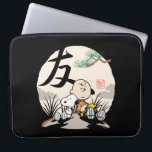 Snoopy, Charlie Brown und Woodstock - Freund Laptopschutzhülle<br><div class="desc">Karo in dieser bezaubernden japanischen Motivgrafik von Snoopy,  Charlie Brown und Woodstock,  die sich im Abend entspannen. Mit dem Symbol für "Freund" und einer roten Briefmarke,  die "Snoopy" lautet.</div>