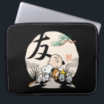 Snoopy, Charlie Brown und Woodstock - Freund Laptopschutzhülle<br><div class="desc">Karo in dieser bezaubernden japanischen Motivgrafik von Snoopy,  Charlie Brown und Woodstock,  die sich im Abend entspannen. Mit dem Symbol für "Freund" und einer roten Briefmarke,  die "Snoopy" lautet.</div>