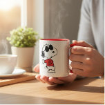 Snoopy "Joe Cool" Stehend Tasse<br><div class="desc">Beginnen Sie Ihren Tag stilvoll mit dieser Tasse mit Snoopy in seiner ikonischen Joe Coolen Pose. Diese Tasse ist perfekt für Kaffee,  Tee oder ein beliebtes Getränk geeignet und vereint Funktionalität mit dem zeitlosen Charme von Snoopy.</div>
