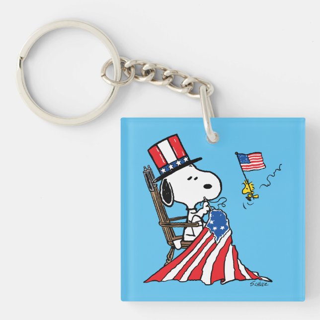 Snoopy Sewing 4. Juli Flagge Schlüsselanhänger (Vorderseite)