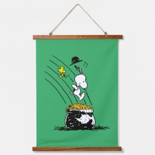 Snoopy springt in den Pot of Gold Wandteppich Mit Holzrahmen