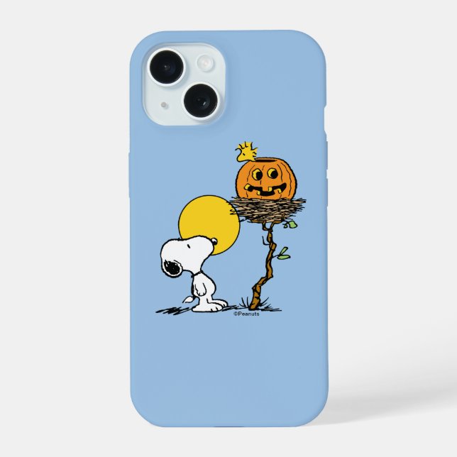 Snoopy und Holznest mit Jack O' Lantern iPhone 15 Hülle (Rückseite)