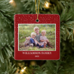 Snow Family Foto Keepake Red Christmas Keramikornament<br><div class="desc">Dieses viereckige Weihnachtsschmuck hat ein horizontales Foto auf einem roten Hintergrund,  das mit kleinen Punkten besticht,  um Schnee zu repräsentieren. Personalisieren Sie dieses Familienschmuck mit Ihrem Namen und Jahr.</div>