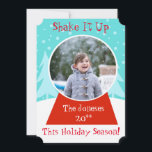 Snow Globe Holiday Foto Card Feiertagskarte<br><div class="desc">Schütteln Sie es in dieser Urlaubssaison mit dieser individuell gestaltbaren Snow Globe Holiday Foto Card! Das Design hat eine Schneekugel, die in einer Szene sitzt, so perfekt, dass sie in der Regel nur in einer Schneekugel zu sehen ist. Der Globus hat eine rote Sohle und einen Ball, der für Ihr...</div>