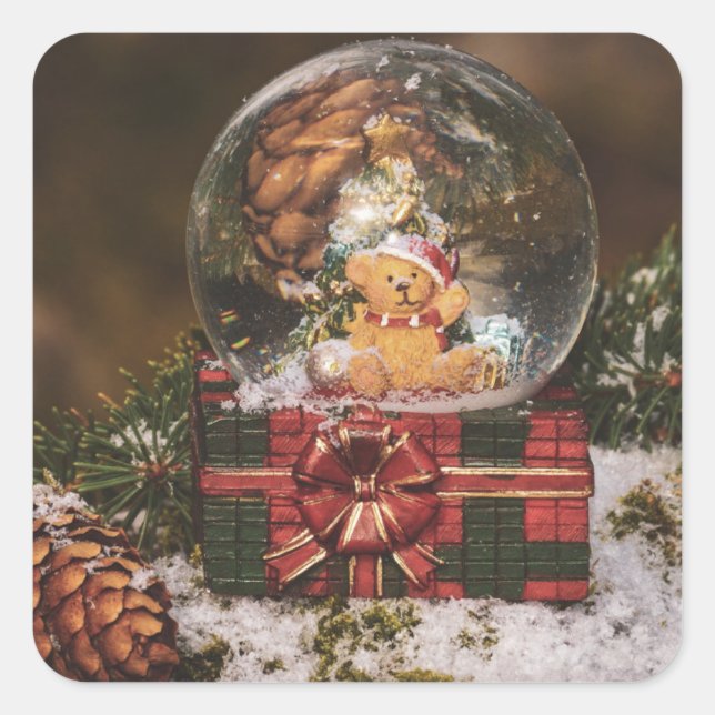 Snow globe with cute Bear Quadratischer Aufkleber (Vorderseite)