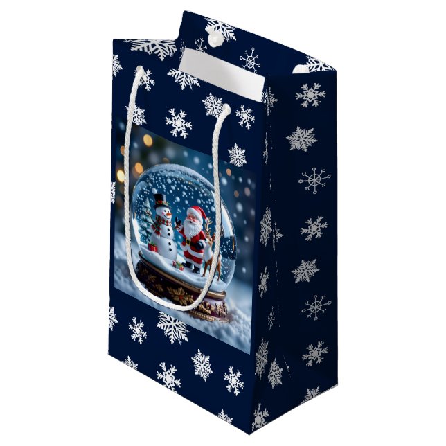 Snow globe with Santa and Reindeer Kleine Geschenktüte (Vorderseite Schrägansicht)