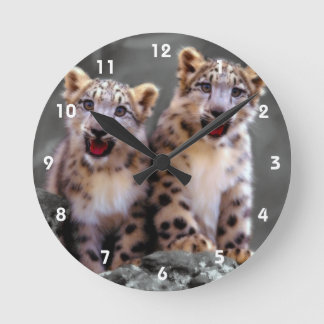 Snow Leopard Cubs Runde Wanduhr