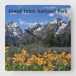 Snow on Grand Teton National Park in Spring Quadratische Wanduhr