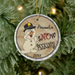 Snow Peeking Snowman Keramik Ornament<br><div class="desc">Niedlich S"NO"W Pinking Snowman. Große Idee, als Geschenk zu geben, als Teil Ihrer Geschenkverpackung verwenden, Hängen Sie auf Ihrem Weihnachtsbaum, Anpassen, etc... ⭐ Dieses Produkt ist 100% individualisierbar. *****Klicken Sie auf die SCHALTFLÄCHE ANKLICKEN, um hinzuzufügen, zu löschen, zu verschieben, zu verändern, umzudrehen, zu drehen, etc... alle Grafiken oder Texte oder...</div>