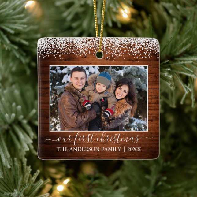 Snow Top Wood Unser erstes WeihnachtsfamilienFoto Keramikornament (Baum)