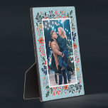 Snow Winter Floral Weihnachten Foto Fotoplatte<br><div class="desc">Auf JEDEM FARBHINTERGRUND (wir zeigen blau) zeigt Tabletop Foto Easel Ihr LieblingsFoto, umgeben von Schnee- und Winterschnee-Blume - Poinsettias, Beeren und Blätter. Ändern Sie das JAHR (unten rechts) oder es kann gelöscht werden. Gut als Geschenk oder um Ihr Lieblings-Foto in Ihrer eigenen Zuhause zu zeigen. Ihre Bildfarben werden direkt auf...</div>