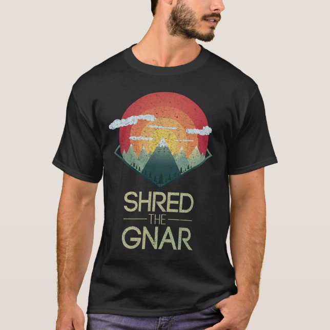 Snowboard hat das Gnar Ski Winter Mountain Geschen T-Shirt (Vorderseite)