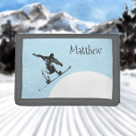 Snowboard Snow Sports Personalisiert Trifold Geldbörse<br><div class="desc">Dieses Design kann in dem Bereich personalisiert werden, der durch das Ändern des Fotos und/oder Textes zur Verfügung gestellt wird. Oder Sie können es anpassen, indem Sie den Mausklick auswählen, um weitere Optionen anzupassen, um die Farbe des Hintergrunds zu löschen oder zu ändern, Text hinzuzufügen, die Textfarbe oder den Stil...</div>