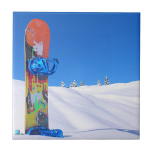 Snowboarden im Pulverschnee, blauer Himmel Fliese