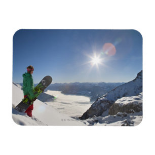 Snowboarder, der von der Gebirgsspitze schaut Magnet