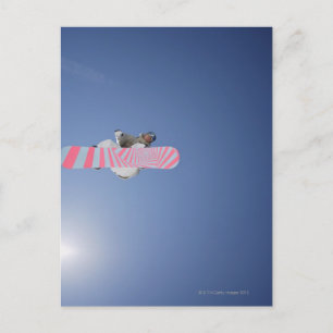 Snowboarder fliegt durch die Luft Postkarte