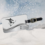 Snowboarder Monogram Silver Snowboard Gepäckanhänger<br><div class="desc">Dieses Design wurde mithilfe von digitaler Kunst erstellt und kann in dem Bereich personalisiert sein, der zur Verfügung gestellt wird, oder indem Sie den Klick wählen, um weitere Optionen anzupassen und den Namen, die Initialen oder die Wörter zu ändern. Sie können auch die Textfarbe und den Textstil ändern oder den...</div>