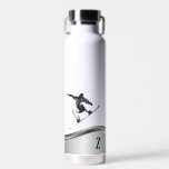 Snowboarder Monogram Silver Snowboard Trinkflasche<br><div class="desc">Dieses Design kann in dem Bereich personalisiert werden, der durch das Ändern des Fotos und/oder Textes zur Verfügung gestellt wird. Sie können auch angepasst werden, indem Sie auf Vorlage personalisieren klicken und dann auf die Schaltfläche klicken, um weitere Optionen anzupassen, um die Hintergrundfarbe zu löschen oder zu ändern, Text hinzuzufügen,...</div>
