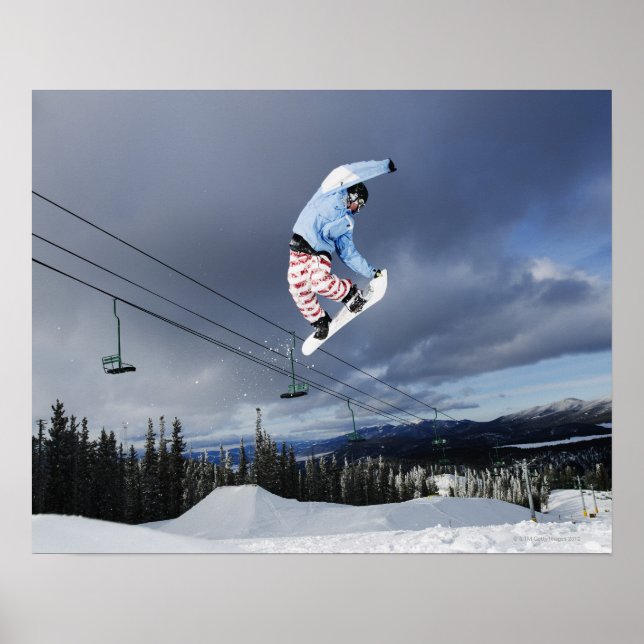 Snowboarder springen in der Luft und machen eine H Poster (Vorne)