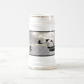 Snowboarding betrügt Bier Stein Bierglas