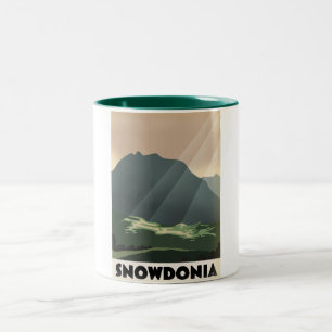 Snowdonia im Stil einer Vintage-Ferienplakat. Zweifarbige Tasse