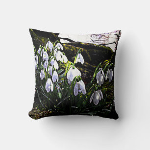 Snowdrops in Wales von Alexandra Cook Kissen