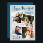 Snowfall Happy Hanukkah 4 Foto - Blau | Grau Feiertagskarte<br><div class="desc">Rustikaler Schneefall auf blaugrauem (blassem aquamarinem) Hintergrund "Happy Hanukkah!" vier gerahmte Fotos verschmelzen Urlaubsdesign mit einem soliden ozeanblauen Hintergrund auf der Rückseite. Fügen Sie einfach Ihren Familiennamen und das Jahr zusammen mit Ihren Fotos ein, um das Design zu vervollständigen. Komposites Design von Holiday Hearts Designs (Rechte vorbehalten) mit Template-Platzhalter-Fotos mit...</div>