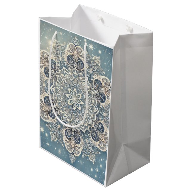Snowflake Mandala in Frosty Hues 3 Mittlere Geschenktüte (Rückseite Schrägansicht)