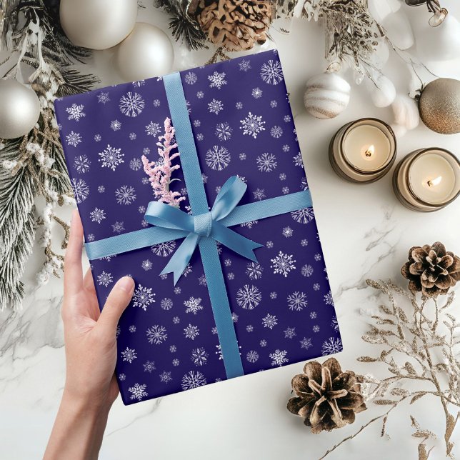 Snowflake Muster Weihnachts-Weihnachtsfeiertag Nav Geschenkpapier (Snowflake pattern Blue Navy Holiday Christmas Wrapping Paper)