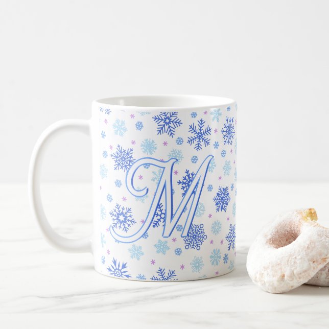 Snowflake Pastel Baby Blue Elegante Script Monogra Kaffeetasse (Mit Donut)