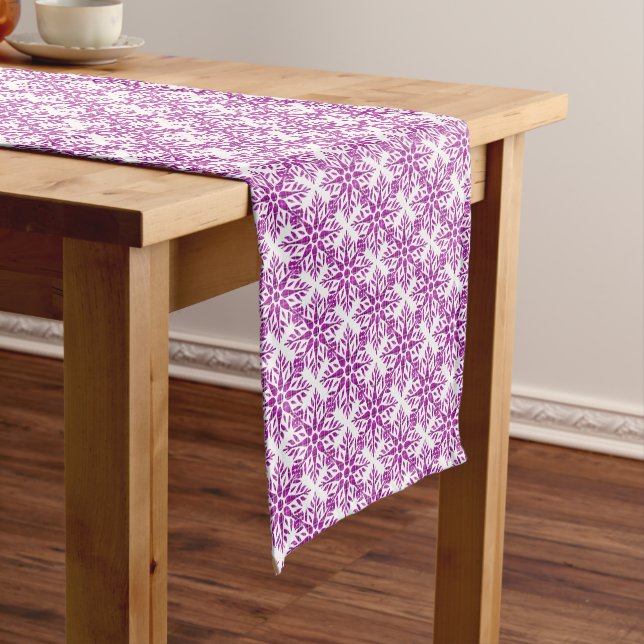 Snowflake Plaid Pattern Pink Holidays Table Runner Kurzer Tischläufer (Beispiel)