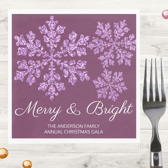 Snowflake Plum Bling Minimales Weihnachtsfest Part Serviette (Personalize these Merry & Bright Christmas personalized paper napkins in dark purple with snowflakes)