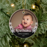 Snowflakes Baby's First Christmas Foto Black Keramik Ornament<br><div class="desc">Dieser Sake-Weihnachtsschmuck mit einem Foto Baby und ist gerahmt mit den schwarz-weißen Schneeflocken. Der Text des weißen Drehbuchs lautet: Mein erstes Weihnachten. Zusätzliche benutzerdefinierte Text erlaubt es Ihnen,  mit dem Namen und dem Jahr des Babys zu personalisieren.</div>