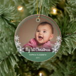 Snowflakes Baby's First Christmas Foto Green Keramik Ornament<br><div class="desc">Dieses Weihnachtsschmuck mit einem Foto Baby ist mit einem grünen Kreis gerahmt und mit weißen Schneeflocken versehen. Der Text des weißen Drehbuchs lautet: Mein erstes Weihnachten. Benutzerdefinierter Text erlaubt es Ihnen,  den Namen und das Jahr des Babys zu personalisieren.</div>